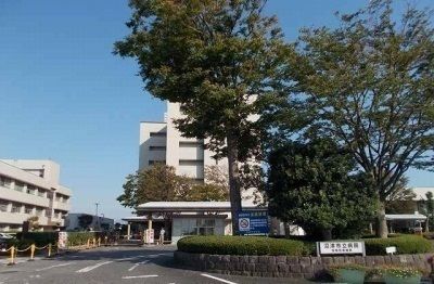 近くの沼津市立病院まで2,400m（徒歩30分）