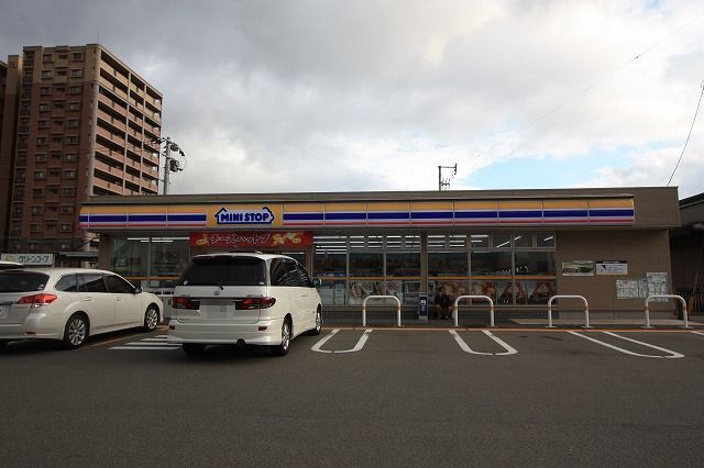 近くのミニストップ新飯塚店まで850m（徒歩11分）