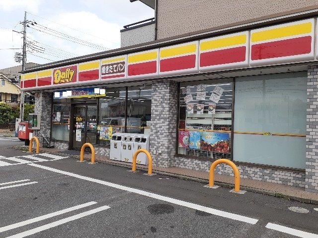 近くのデイリーヤマザキ上大類店まで500m（徒歩7分）