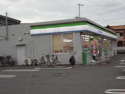 近くのファミリーマートまで450m(徒歩6分)