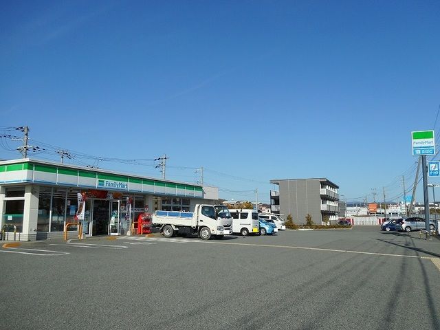 近くのファミリーマートまで130m(徒歩2分)