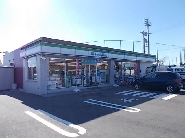 近くのファミリーマート羽島大浦店まで950m（徒歩12分）