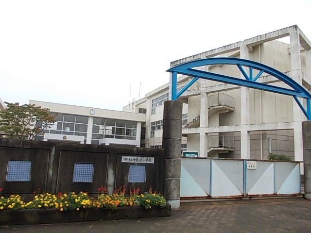 近くの小林北小学校まで1,400m(徒歩18分)