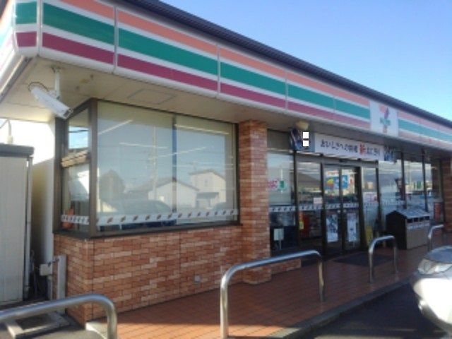 近くのセブンイレブン小八木西店まで450m（徒歩6分）