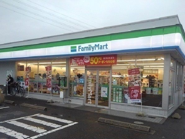 近くのファミリーマート中庄店まで500m（徒歩7分）
