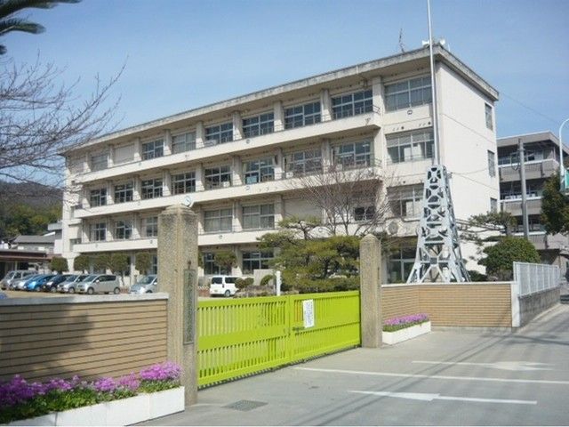 近くの児島小学校まで600m(徒歩8分)