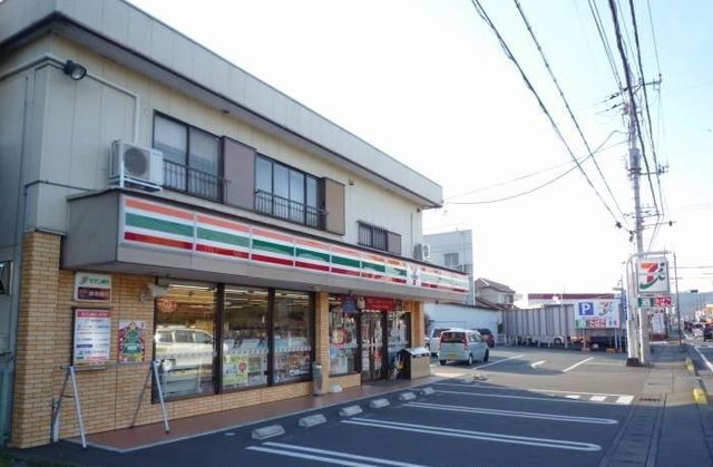 近くのコンビニまで750m（徒歩10分）