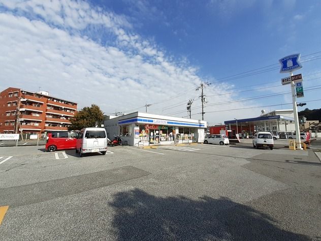 近くのローソン 高知薊野店まで400m(徒歩5分)