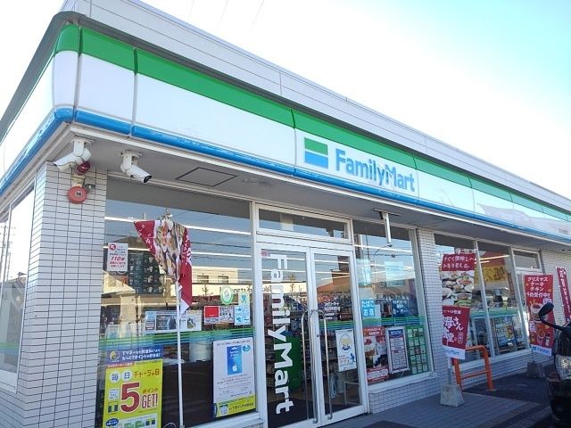 近くのファミリーマート青葉町店まで700m（徒歩9分）