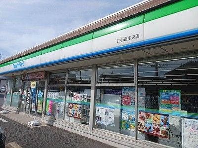 近くのファミリーマートまで500m(徒歩7分)