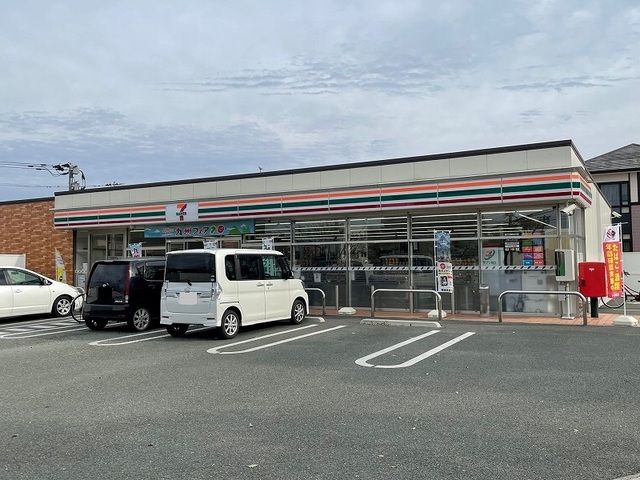 近くのセブンイレブン南高江店まで700m（徒歩9分）