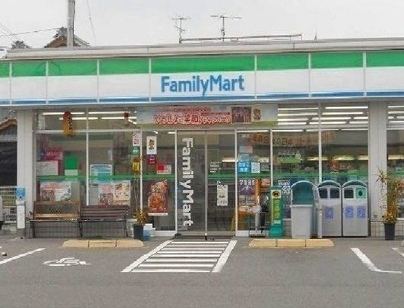 近くのファミリーマートまで350m(徒歩5分)