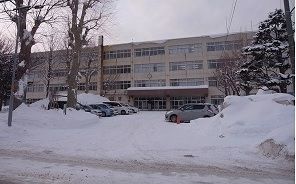近くの東栄中学校まで270m（徒歩4分）