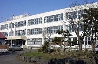 近くの本町小学校まで400m（徒歩5分）