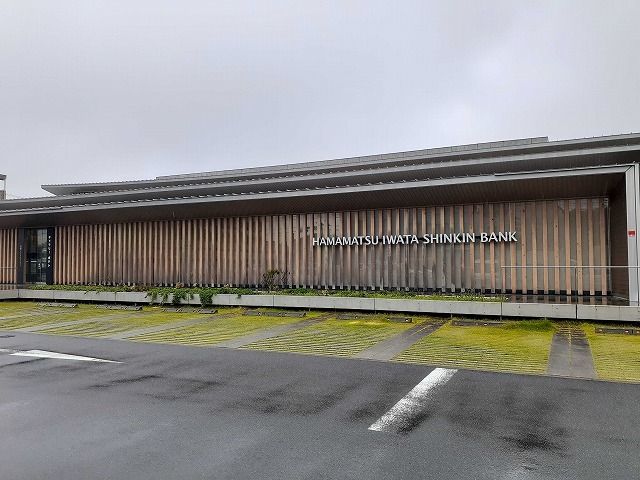 近くの浜松いわた信用金庫 三方原支店まで450m（徒歩6分）