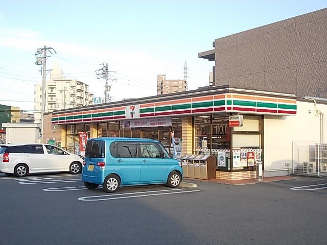 近くのセブンイレブンまで300m（徒歩4分）