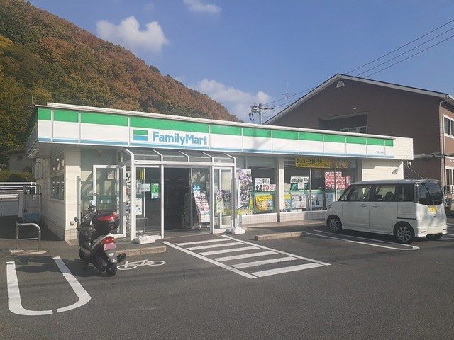 近くのファミリーマート八浜店まで406m(徒歩6分)
