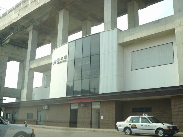 近くの駅まで810m（徒歩11分）