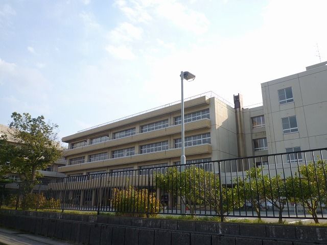 近くの中学校まで750m（徒歩10分）