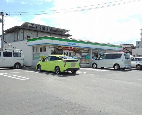 近くのファミリーマート三佐店まで300m（徒歩4分）