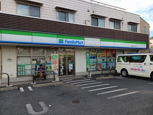 近くのファミリーマートまで550m（徒歩7分）