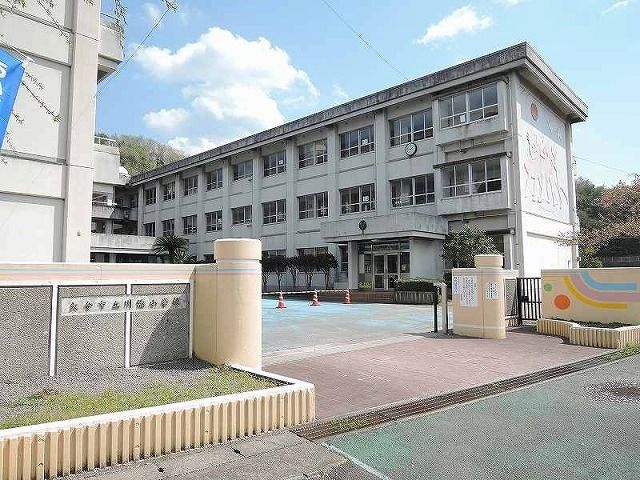 近くの川添小学校まで2,600m（徒歩33分）