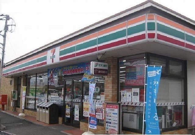 近くのコンビニまで550m（徒歩7分）