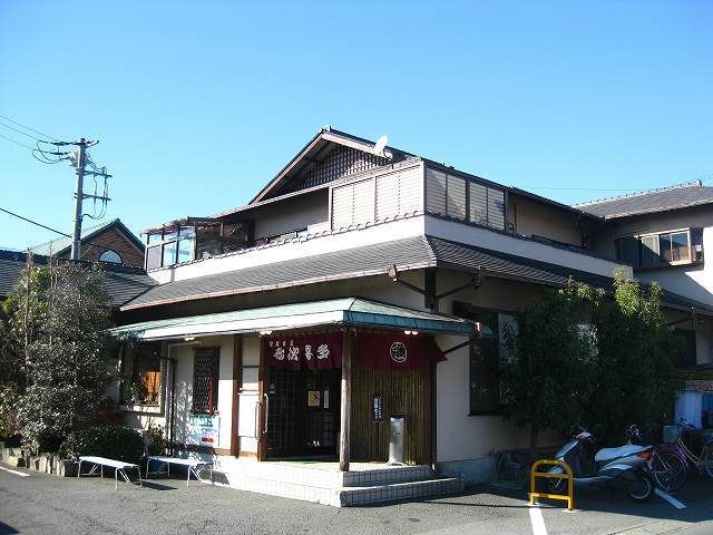 近くの飲食店まで1,600m（徒歩20分）
