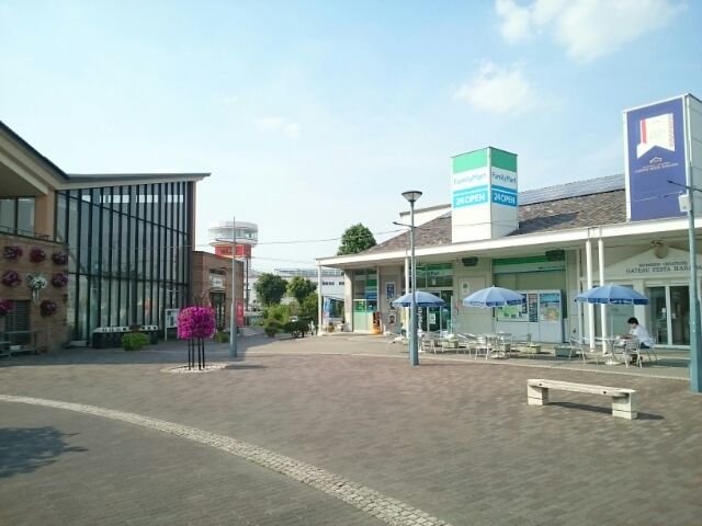 近くのファミリーマート藤岡ＰＡ店まで1,200m（徒歩15分）