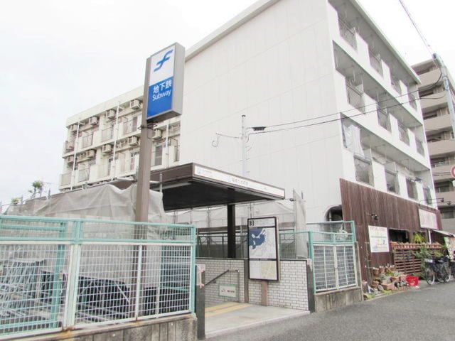 近くの地下鉄箱崎九大前駅まで1,820m（徒歩23分）