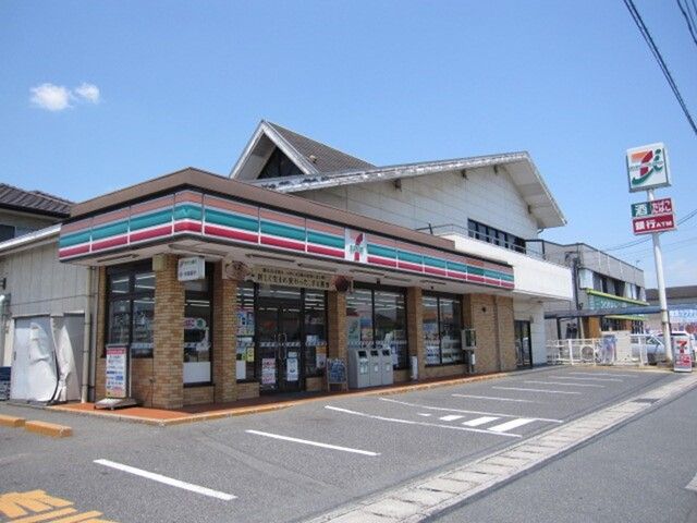 近くのセブンイレブンまで350m（徒歩5分）
