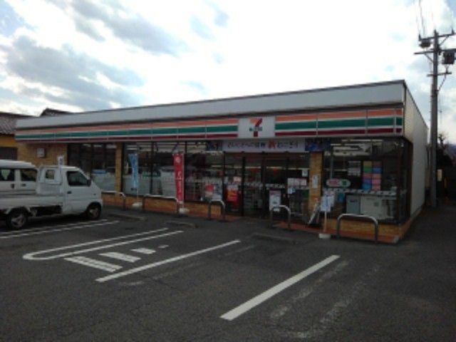 近くのコンビニまで550m（徒歩7分）