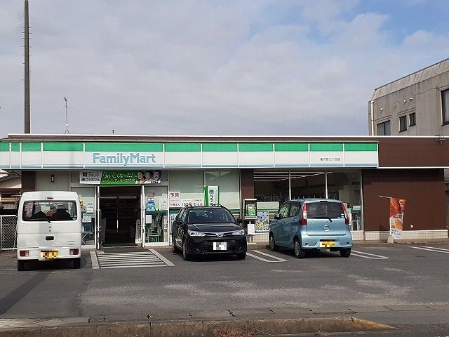 近くのファミリーマート雀の宮７丁目店まで130m（徒歩2分）