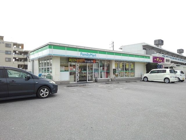 近くのファミリーマート松本店まで220m（徒歩3分）