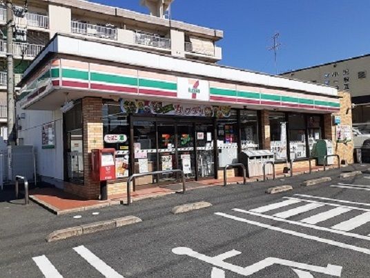 近くのセブンイレブンまで450m（徒歩6分）