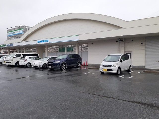近くのファミリーマート 大賀ドラッグまで95m（徒歩2分）