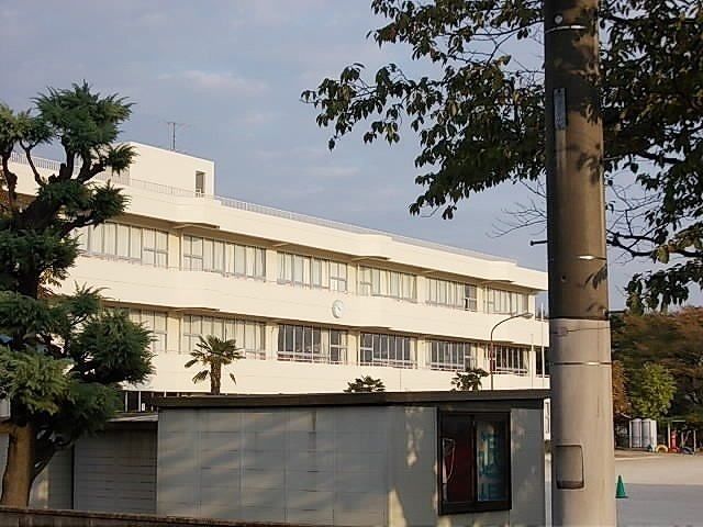 近くの葉鹿小学校まで550m(徒歩7分)