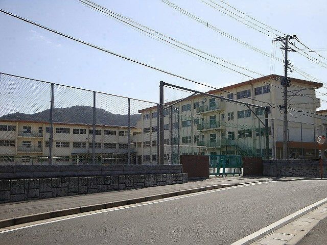 近くの小学校まで1,300m（徒歩17分）