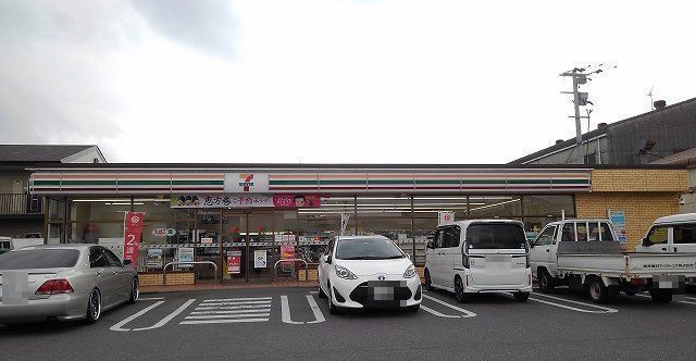 近くのコンビニまで300m（徒歩4分）