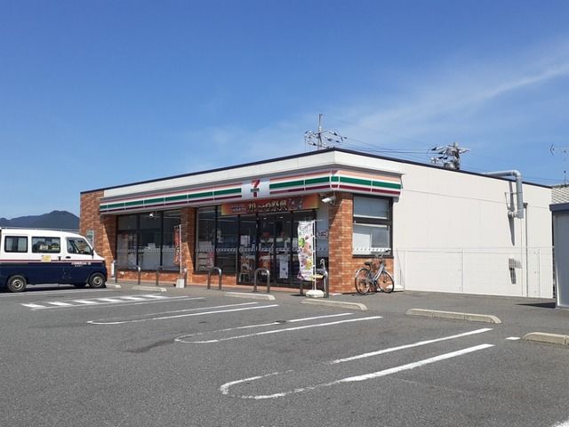 近くのコンビニまで1,000m（徒歩13分）