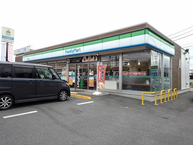 近くのファミリーマート甲府昭和店まで700m（徒歩9分）