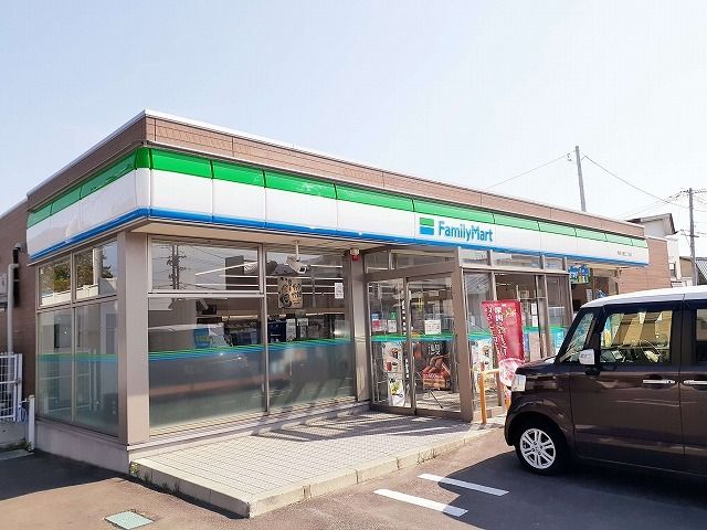 近くのファミリーマートまで400m(徒歩5分)