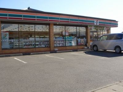 近くのセブンイレブン伊勢崎南千木町店まで900m(徒歩12分)