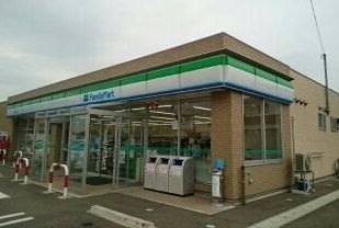 近くのファミリーマート新潟立仏店まで800m（徒歩10分）