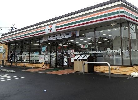 近くのセブンイレブン伊奈栄６丁目店まで370m（徒歩5分）