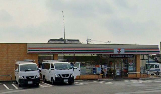 近くのセブンイレブン伊勢崎寿町店まで500m（徒歩7分）