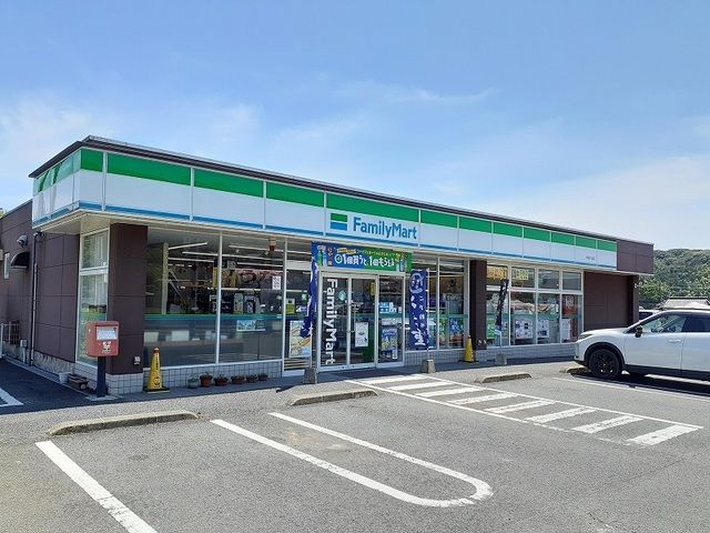 近くのファミリーマート 杵築八坂店まで550m（徒歩7分）