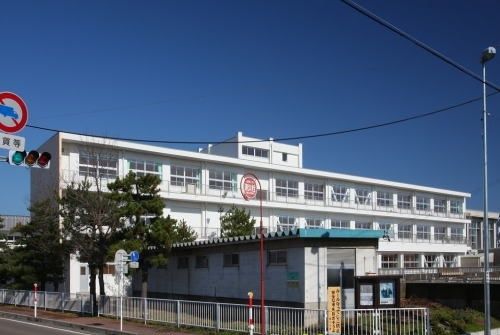 近くの芦原小学校まで650m（徒歩9分）