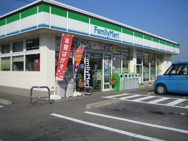 近くのファミリーマート倉敷連島店まで400m（徒歩5分）