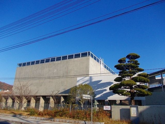 近くの府中学園まで1,200m（徒歩15分）